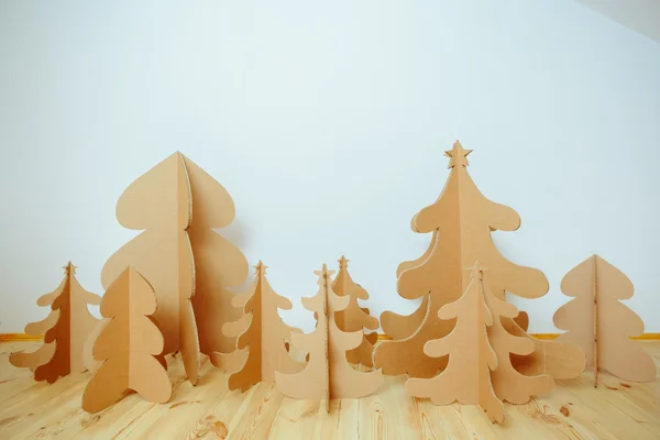 Χριστουγεννιάτικο δέντρο φτιαγμένο από χαρτόνι. Νέο έτος — Φωτογραφία Αρχείου