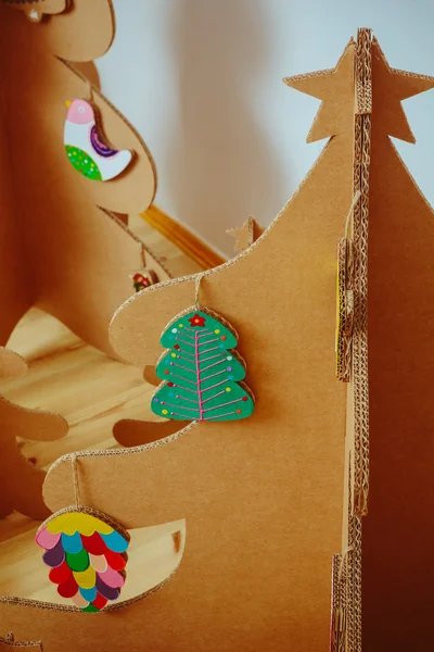 Kerstboom gemaakt van karton. Nieuwjaar — Stockfoto