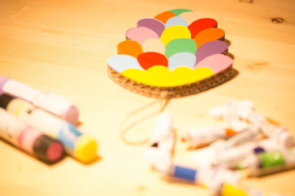 Kleurrijke speelgoed gemaakt van karton op een houten tafel. — Stockfoto