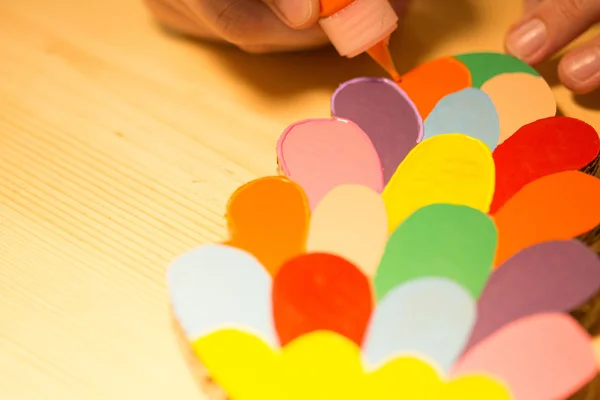 Jouets colorés en carton sur une table en bois . — Photo