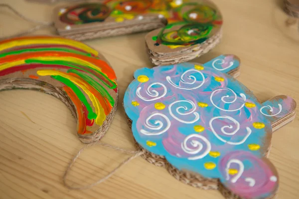 Brinquedos coloridos feitos de papelão em uma mesa de madeira . — Fotografia de Stock