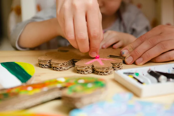 Petite peinture de bébé femelle avec des peintures colorées — Photo