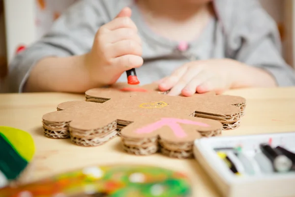 Pequena pintura do bebê feminino com tintas coloridas — Fotografia de Stock