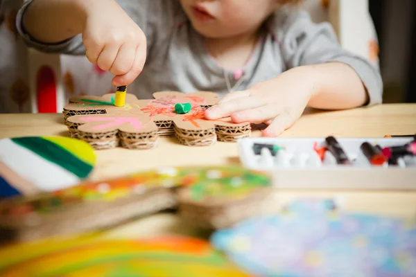 Małe dziecko kobieta Malowanie farbami kolorowe — Zdjęcie stockowe
