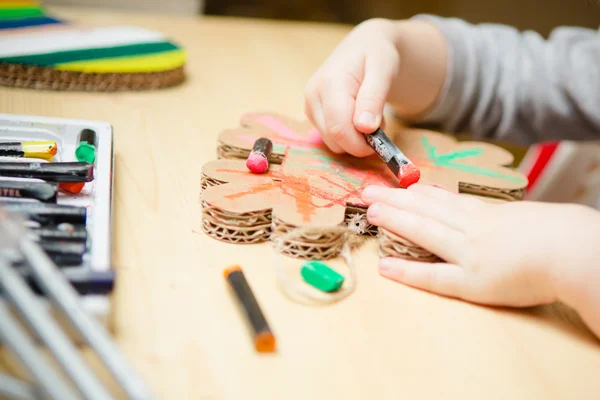 Kleine vrouwelijke baby schilderen met kleurrijke verf — Stockfoto