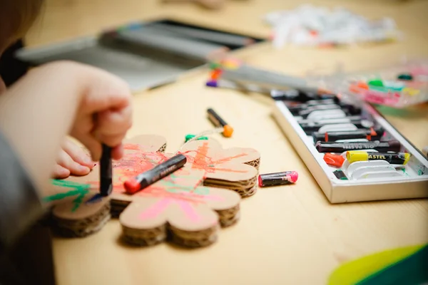 Petite peinture de bébé femelle avec des peintures colorées — Photo