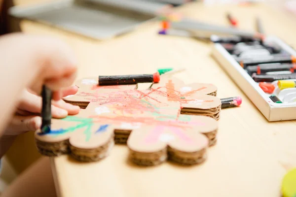 Petite peinture de bébé femelle avec des peintures colorées — Photo