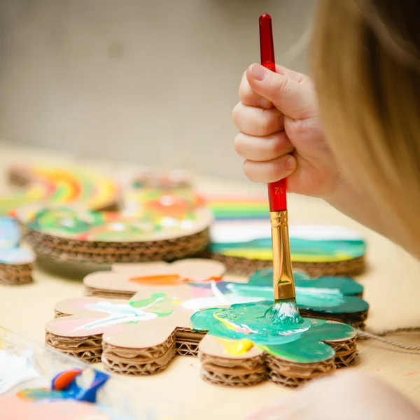 Petite peinture de bébé femelle avec des peintures colorées — Photo