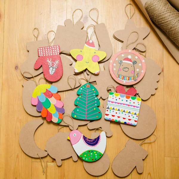 Karton oyuncaklar Noel ağacı veya garland. Yeni yıl süslemeleri. — Stok fotoğraf