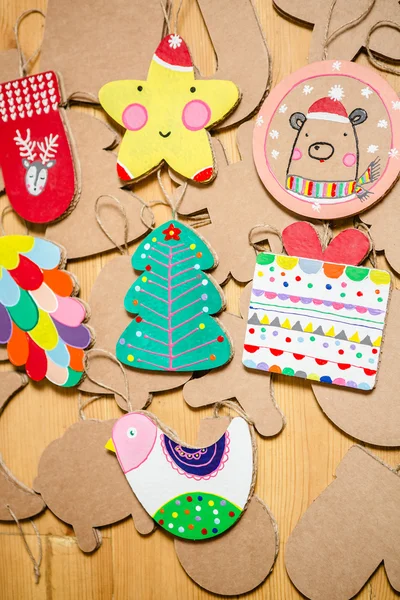 Juguetes de cartón para el árbol de Navidad o guirnalda. Las decoraciones de Año Nuevo . —  Fotos de Stock