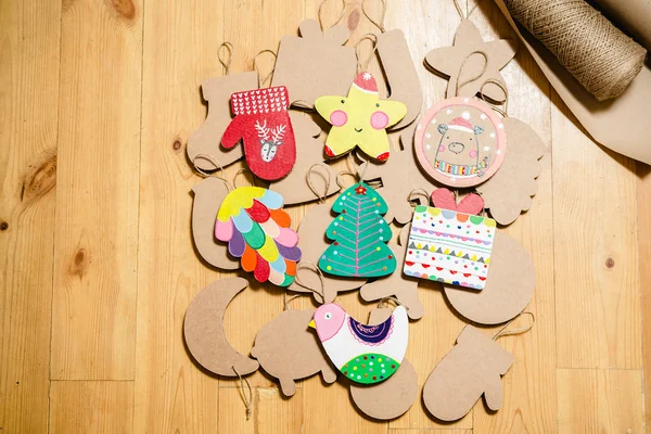 Brinquedos de papelão para a árvore de Natal ou guirlanda. Decorações de Ano Novo . — Fotografia de Stock