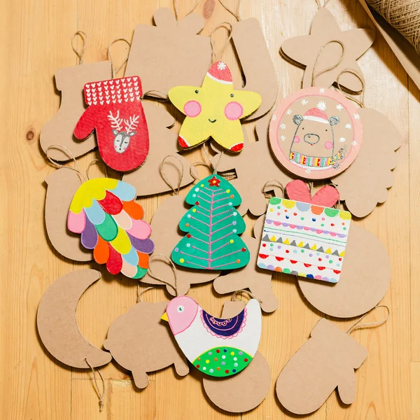 Jouets en carton pour l'arbre de Noël ou la guirlande. Décorations Nouvel An . — Photo