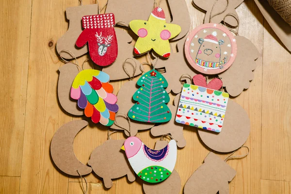 Karton oyuncaklar Noel ağacı veya garland. Yeni yıl süslemeleri. — Stok fotoğraf