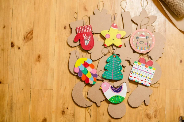 Juguetes de cartón para el árbol de Navidad o guirnalda. Las decoraciones de Año Nuevo . —  Fotos de Stock