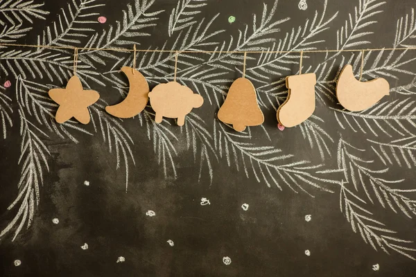 Giocattoli di cartone per l'albero di Natale o ghirlanda. Decorazioni creative. Focus selettivo — Foto Stock
