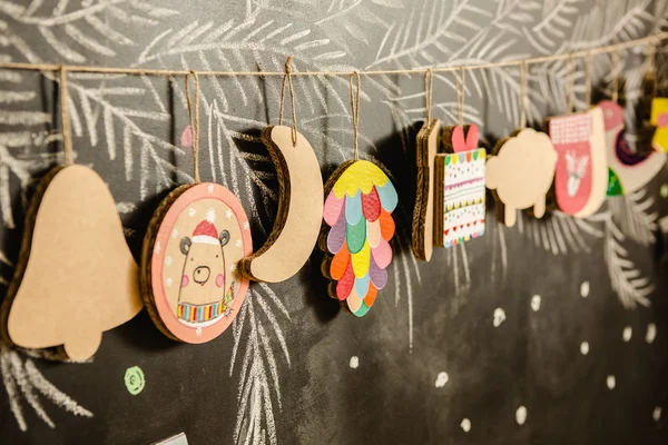 クリスマス ツリーやガーランドのダン ボールおもちゃ。創造的な装飾。選択と集中 — ストック写真