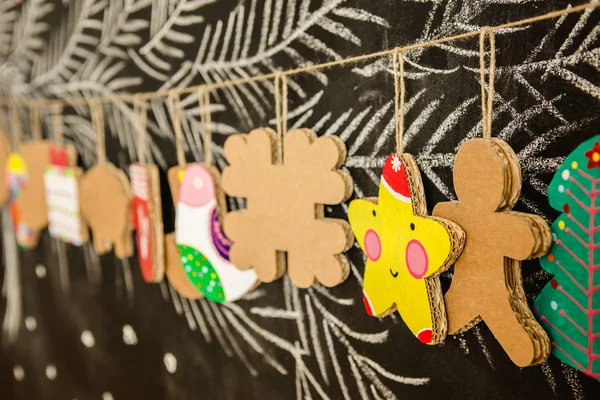 Kartonnen speelgoed voor de kerstboom of garland. Creatieve decoraties. Selectieve aandacht — Stockfoto