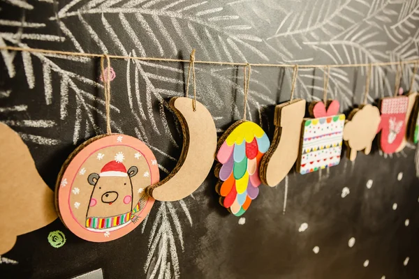 Kartonnen speelgoed voor de kerstboom of garland. Creatieve decoraties. Selectieve aandacht — Stockfoto