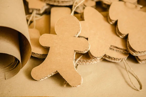 Brinquedos de papelão para a árvore de Natal ou guirlanda. Decorações criativas. Foco seletivo — Fotografia de Stock