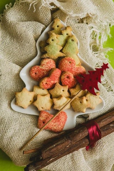 Biscoitos de Natal com decoração festiva — Fotografia de Stock