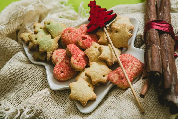 Noel kurabiyeleri ve şenlikli süslemeler — Stok fotoğraf