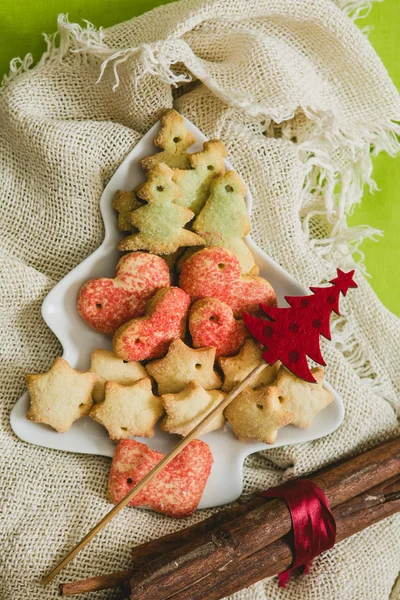 Biscotti di Natale con decorazione festiva — Foto Stock