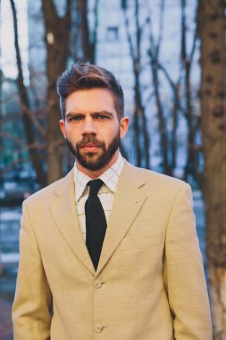 genç adam sokakta poz