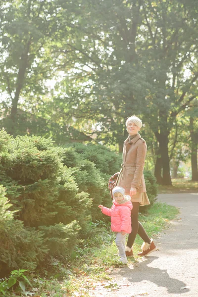 Hermosa madre y bebé al aire libre. Naturaleza. Beauty Mum y su hijo jugando juntos en Park. Retrato al aire libre de familia feliz. Joy. . —  Fotos de Stock