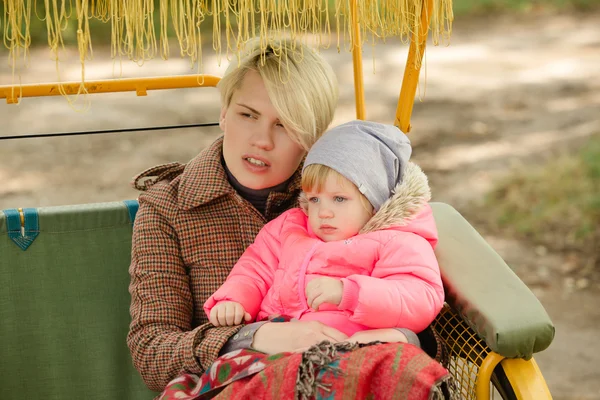 Mooie moeder en Baby buitenshuis. Aard. Schoonheid moeder en haar kind samenspelen in Park. Outdoor Portret van gelukkige familie. Joy. — Stockfoto