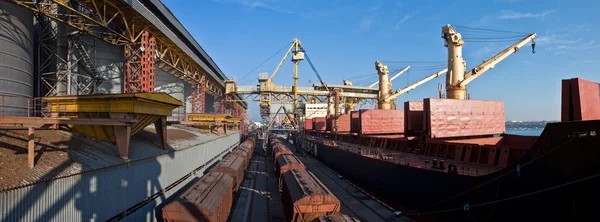 Graan van silo's wordt geladen op vrachtschip op transportband — Stockfoto