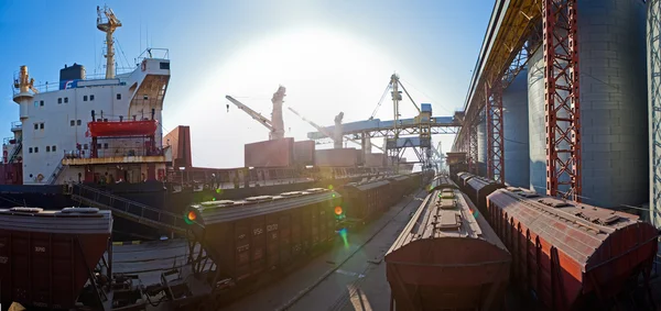 Grain from silos being loaded onto cargo ship on conveyor belt — Stock Photo, Image