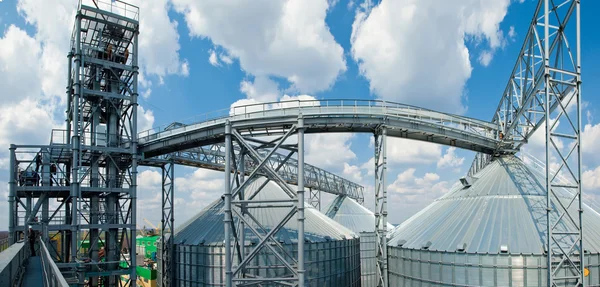 Torens van graan drogen onderneming bij zonnige dag — Stockfoto