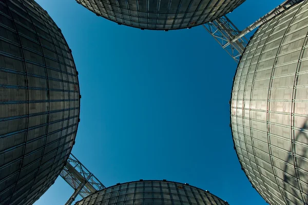 Вежі зерносушильного підприємства в сонячний день — стокове фото