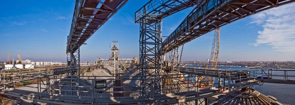 Torres de la empresa de secado de granos en el día soleado — Foto de Stock