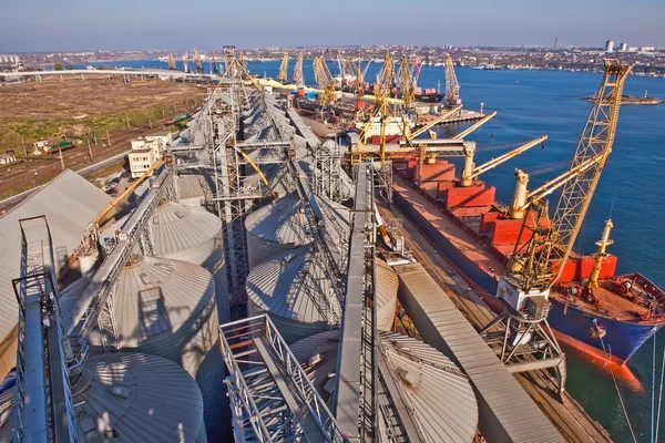 Granos de silos que se cargan en el buque de carga en la cinta transportadora —  Fotos de Stock