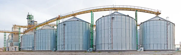 Torri di impresa di essiccazione di grano in giorno soleggiato — Foto Stock