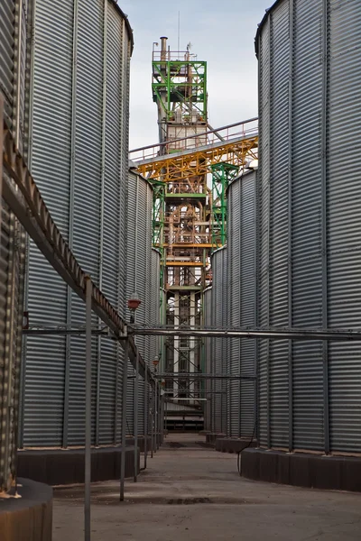 Torens van graan drogen onderneming bij zonnige dag — Stockfoto