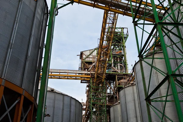 Torri di impresa di essiccazione di grano in giorno soleggiato — Foto Stock