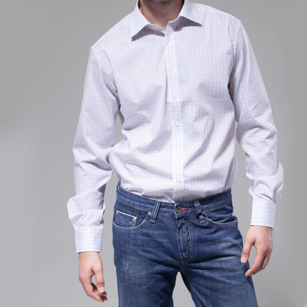Мужчина в белой рубашке — стоковое фото