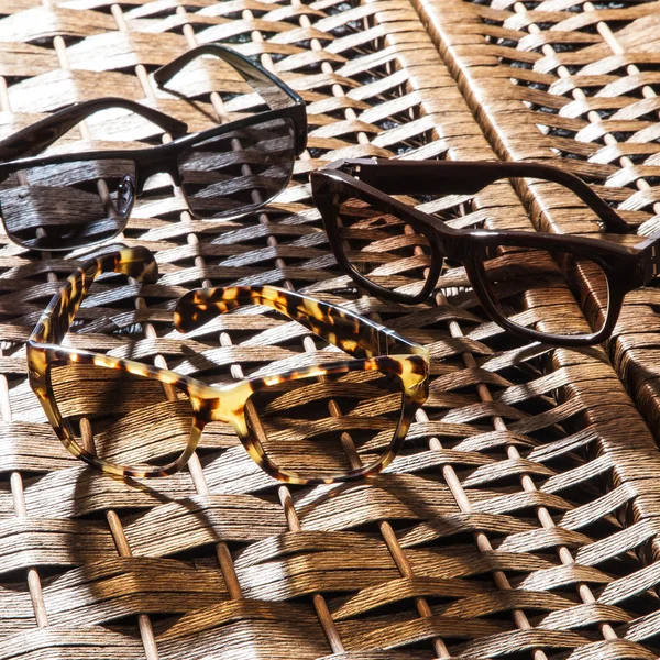 Collection de lunettes de soleil colorées sur fond blanc — Photo