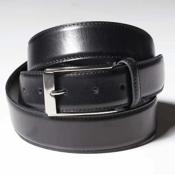 Cinturón negro con hebilla simple sobre fondo blanco — Foto de Stock