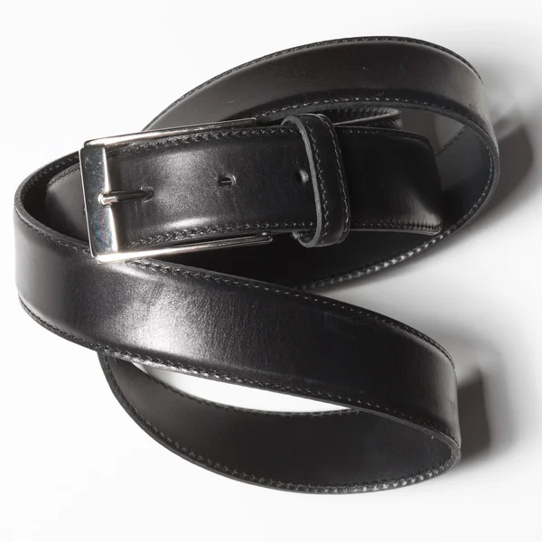 Ceinture noire avec une boucle simple sur fond blanc — Photo