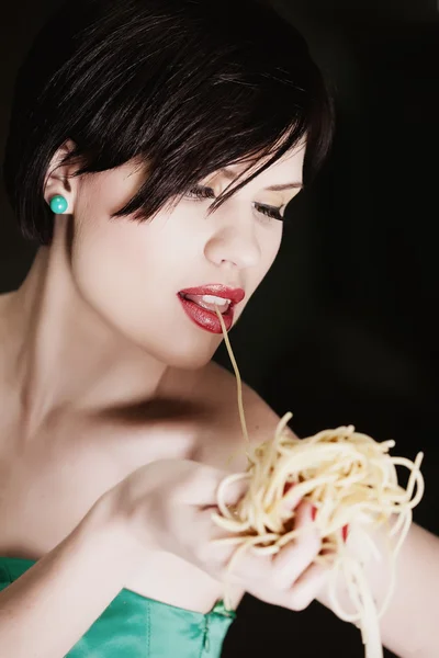 Mujer con espaguetis —  Fotos de Stock