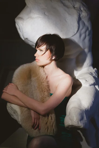 Retrato de mujer hermosa con cabello castaño . — Foto de Stock