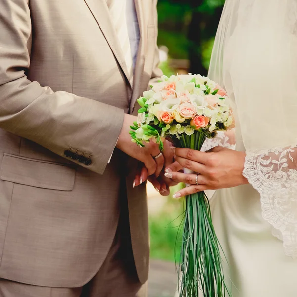 Man hand putting a wedding ring on the brides finger — стоковое фото