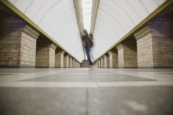 Размытый человек на платформе метро — стоковое фото