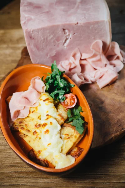 Pannenkoeken met ham, kaas en groenten — Stockfoto