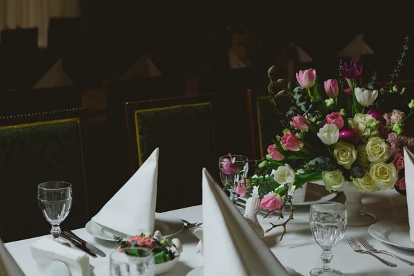 Belles fleurs sur la table — Photo