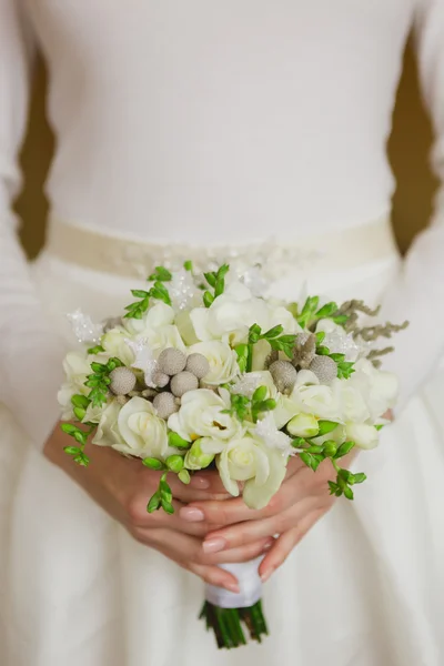 Hermoso ramo de boda en las manos —  Fotos de Stock