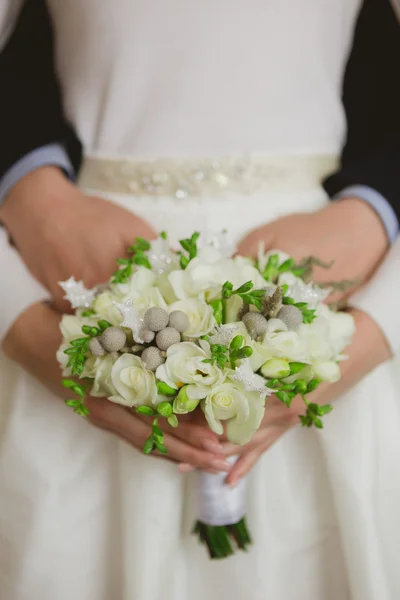 Elegant bride and groom posing together — Stock Photo, Image